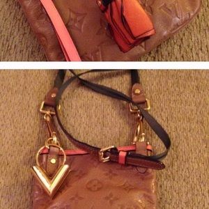 ISO this keychain!! 🙏🏻