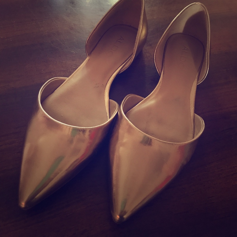 Pointy Gold Flats *toes are not scuffed !*
