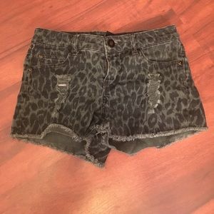 Chita print dark green shorts