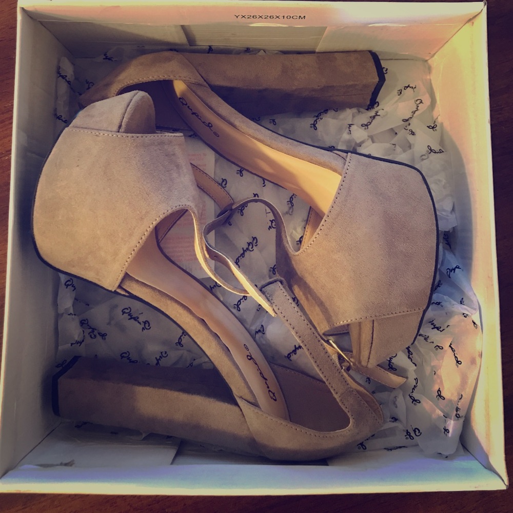 Peep toe platforms !