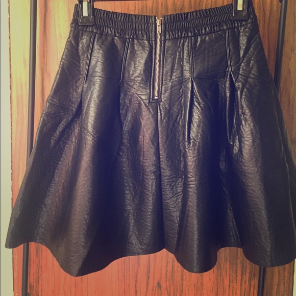 A beautiful brand new black skirt - Picture 1 of 3