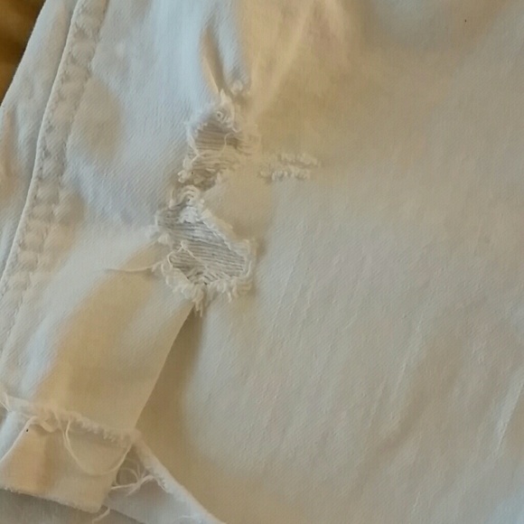HOLLISTER WHITE JEAN SHORTS - Picture 3 of 6