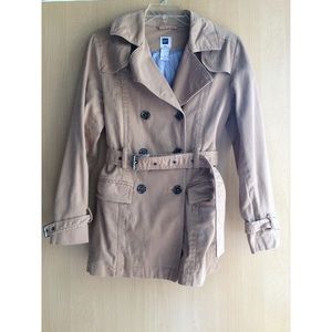 Khaki jacket, with printed buttons and a belt.