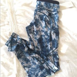 Lululemon Speed Tight II Blue Cloud print, Size 8