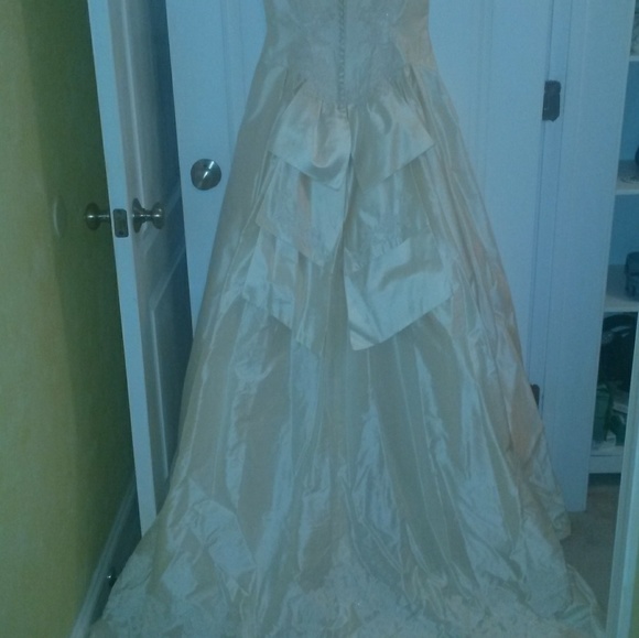 Wedding gown - Picture 2 of 6