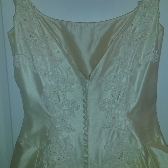 Wedding gown - Picture 4 of 6