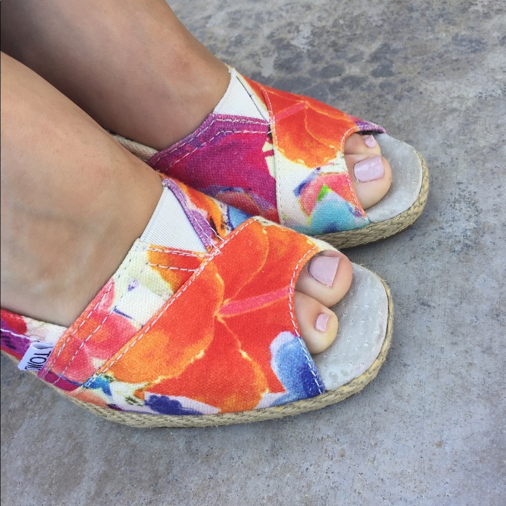 Toms peep toe floral wedges 🌼🌺🌸✨