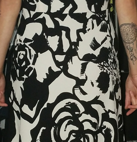 Black and white Dress with rose print - Picture 4 of 4