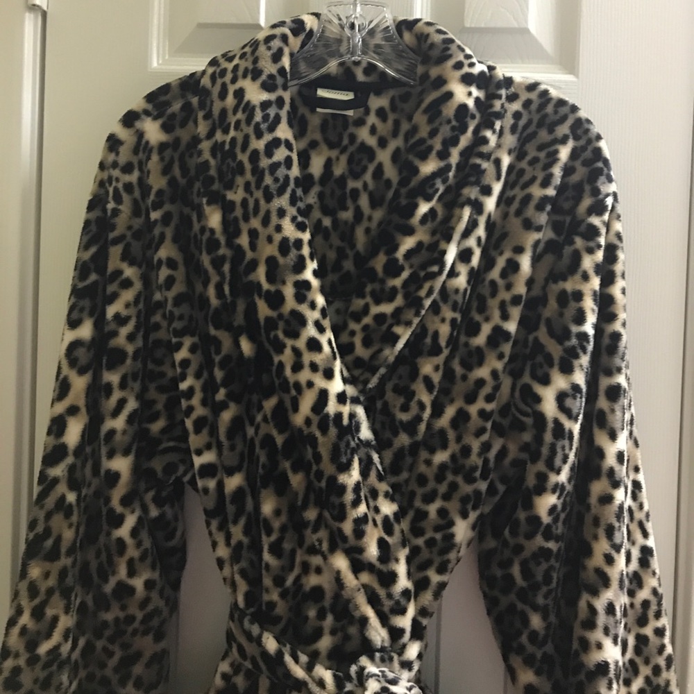 Soma plush leopard short robe, size L/XL