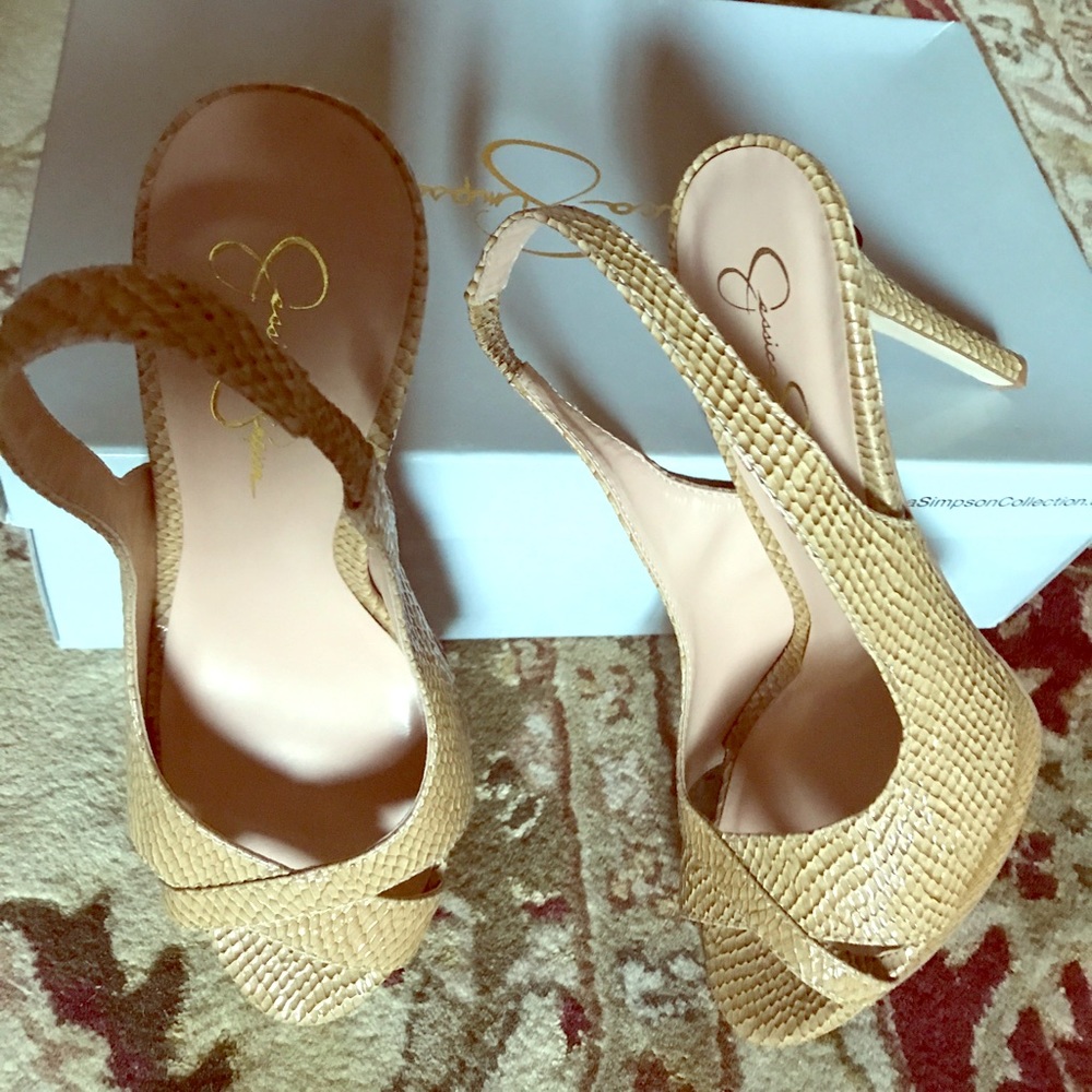 81/2 nude platform heels 👠