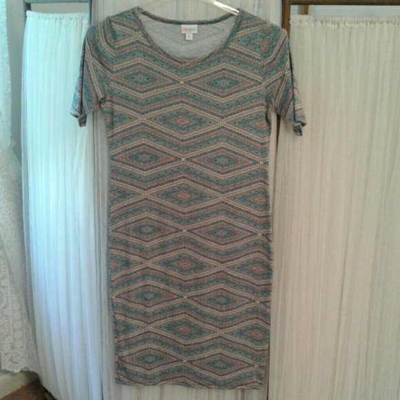 LuLaRoe Dresses & Skirts - Pretty lularoe Julia dress medium