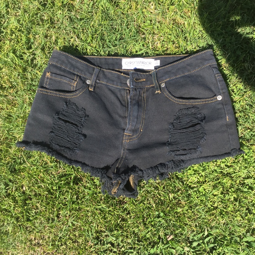 Distressed black shorts ✨