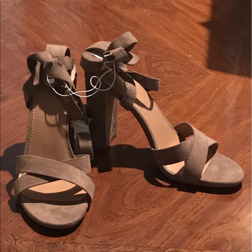 Mossimo pumps Grey