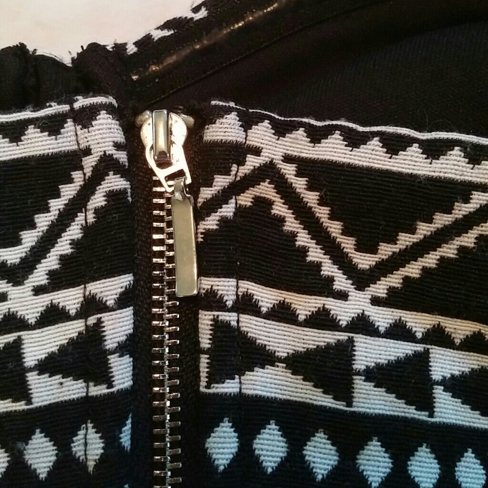 Geometric Pattern Crop Top - Picture 3 of 5
