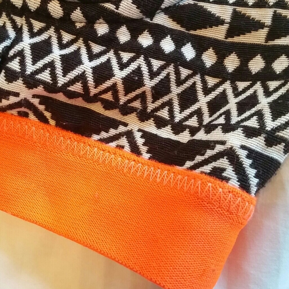 Geometric Pattern Crop Top - Picture 4 of 5