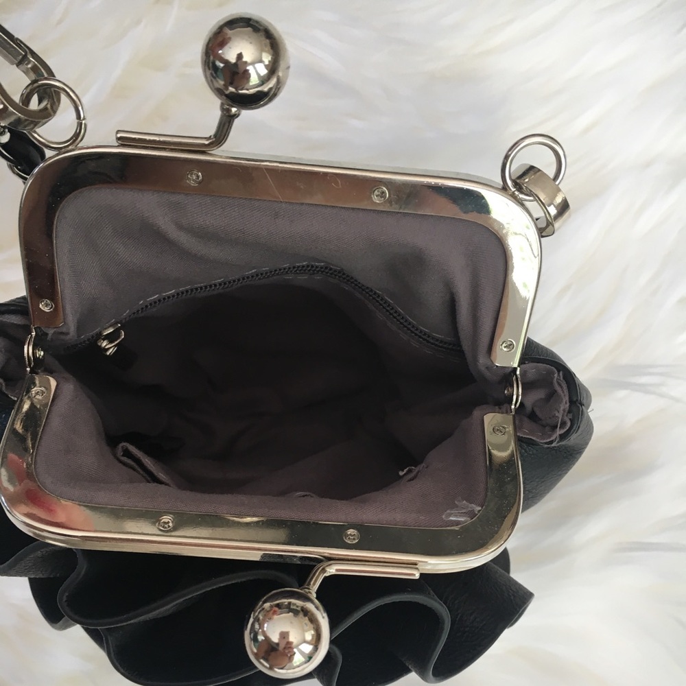 Rose Shaped Bag - Picture 2 of 3