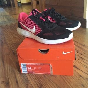 Women's Nike Revolution 3 tennis shoes