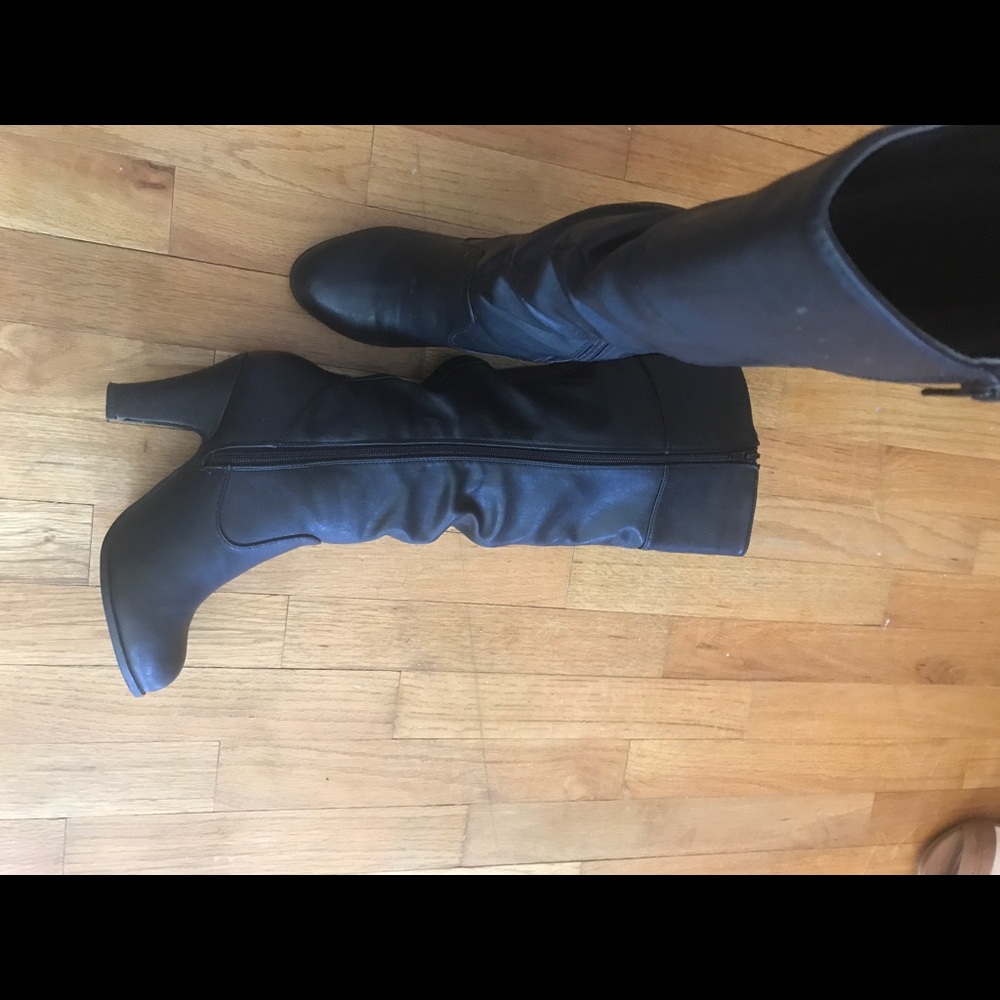 🍒 Mid Rise Boots 🍒 - Picture 3 of 3