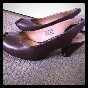 LAST CHANCE PRICE DROP!  Cute peep toe pumps!