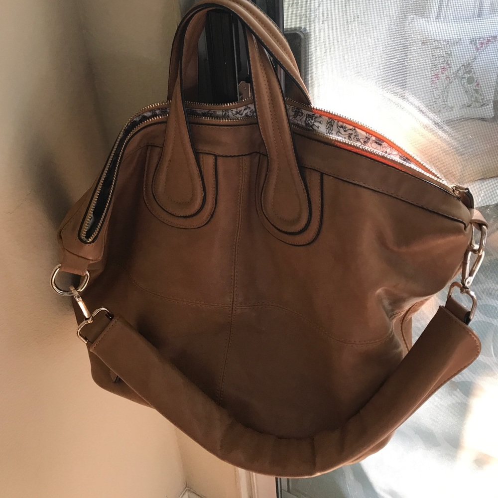 Large hobo style bag. zips closed! Long strap!