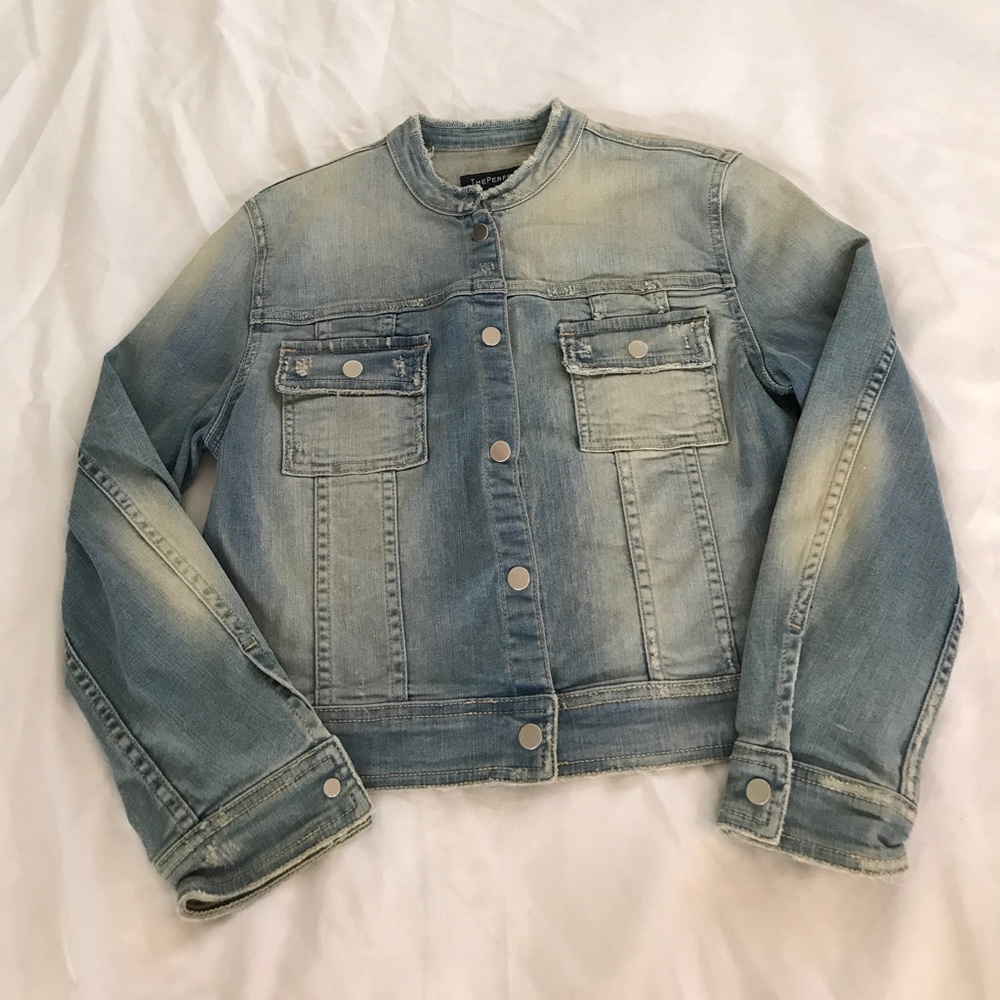 ThePerfext cropped denim jacket.