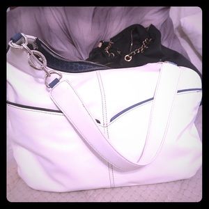 Lovely white deep purse!