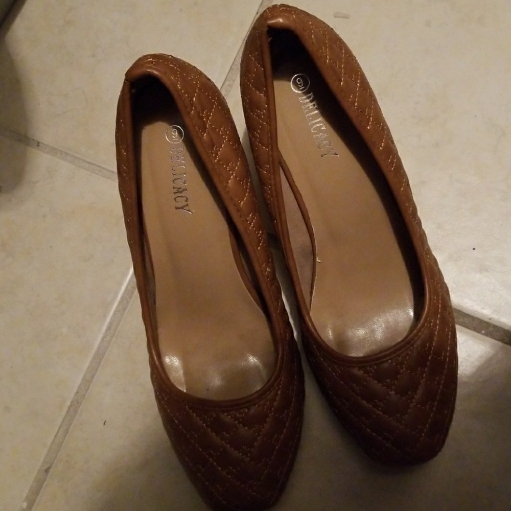 Selling a great confee piar of heels