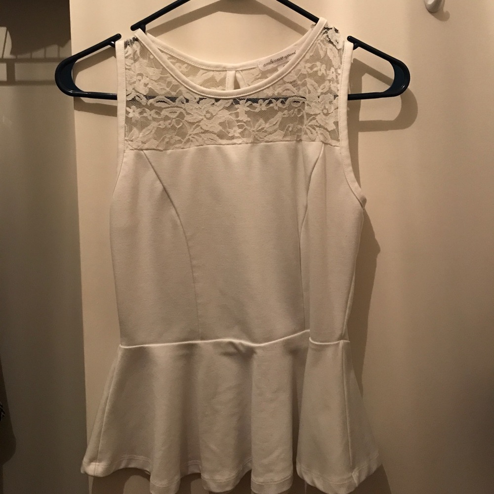 Lace, white and sleeveless top