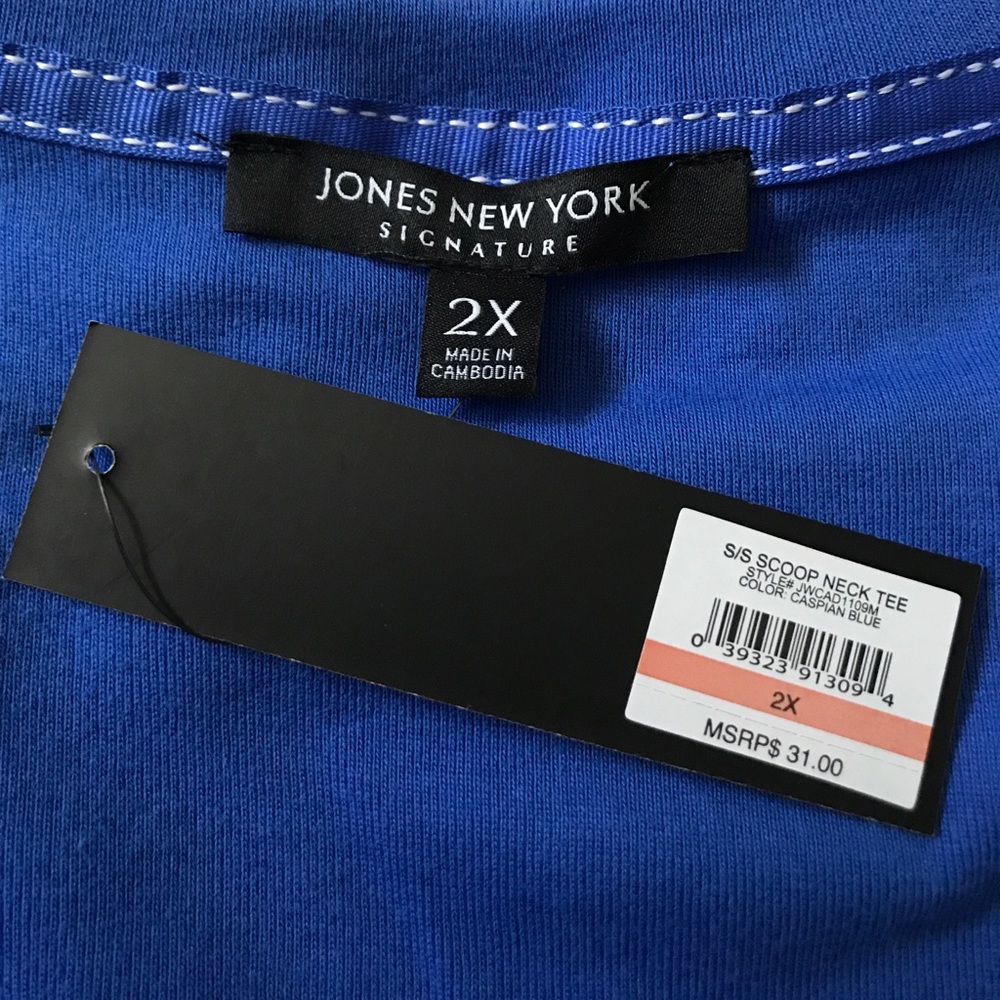 Scoop neck Jones NY tshirt-NWT