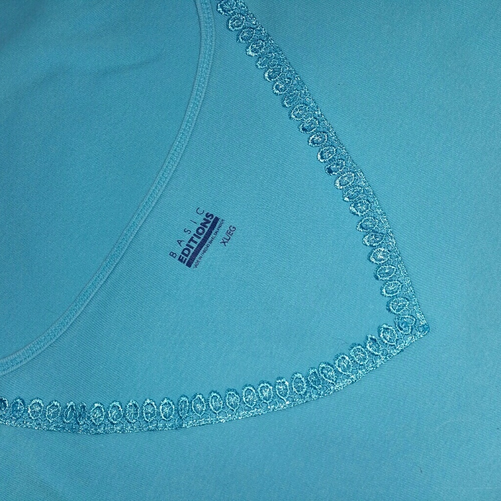 🚫SOLD🚫💙Basic Lace Trim T-shirt💙 - Picture 2 of 4