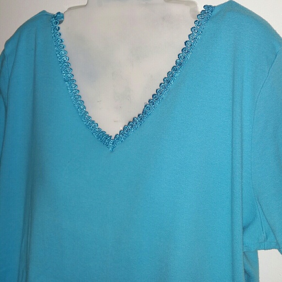 🚫SOLD🚫💙Basic Lace Trim T-shirt💙 - Picture 4 of 4