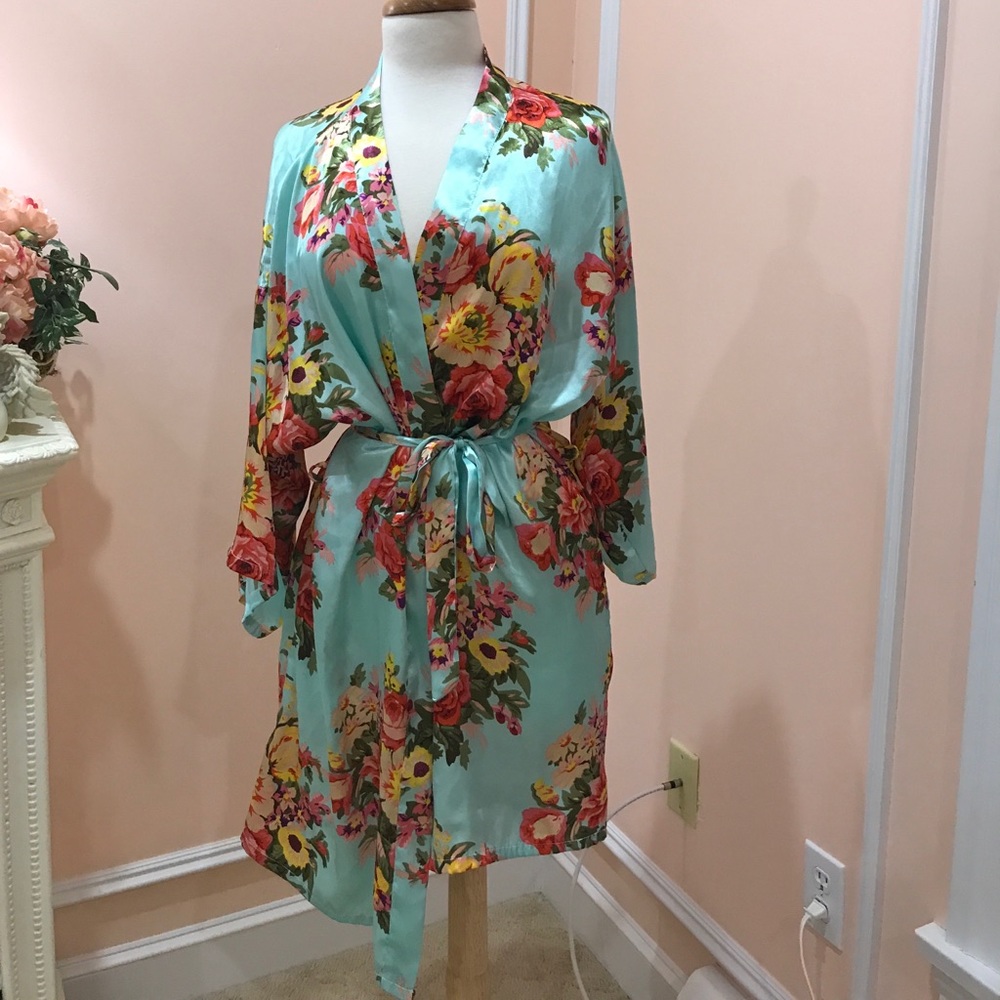 Floral robe made out of %100 polyester.