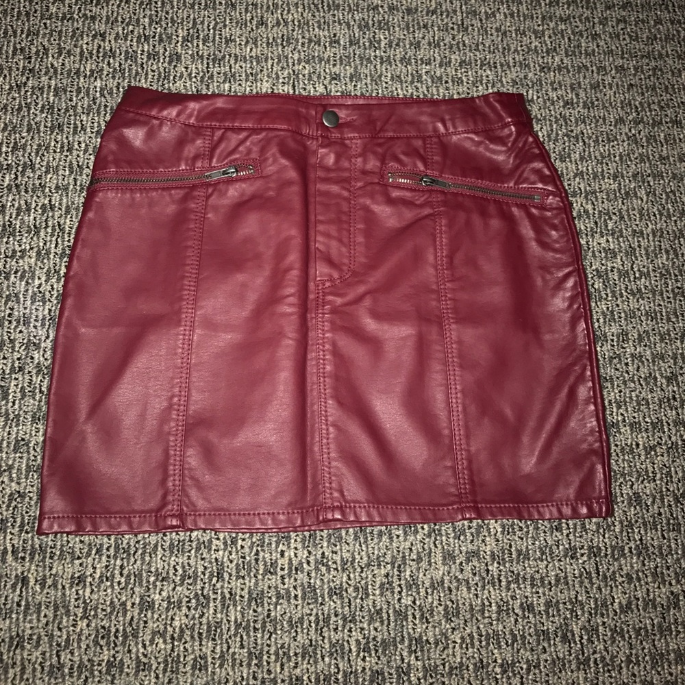 Wine faux leather skirt