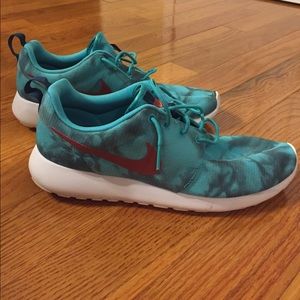 PRICE HAS LOWERED! Mens roshe run one size 10.5.