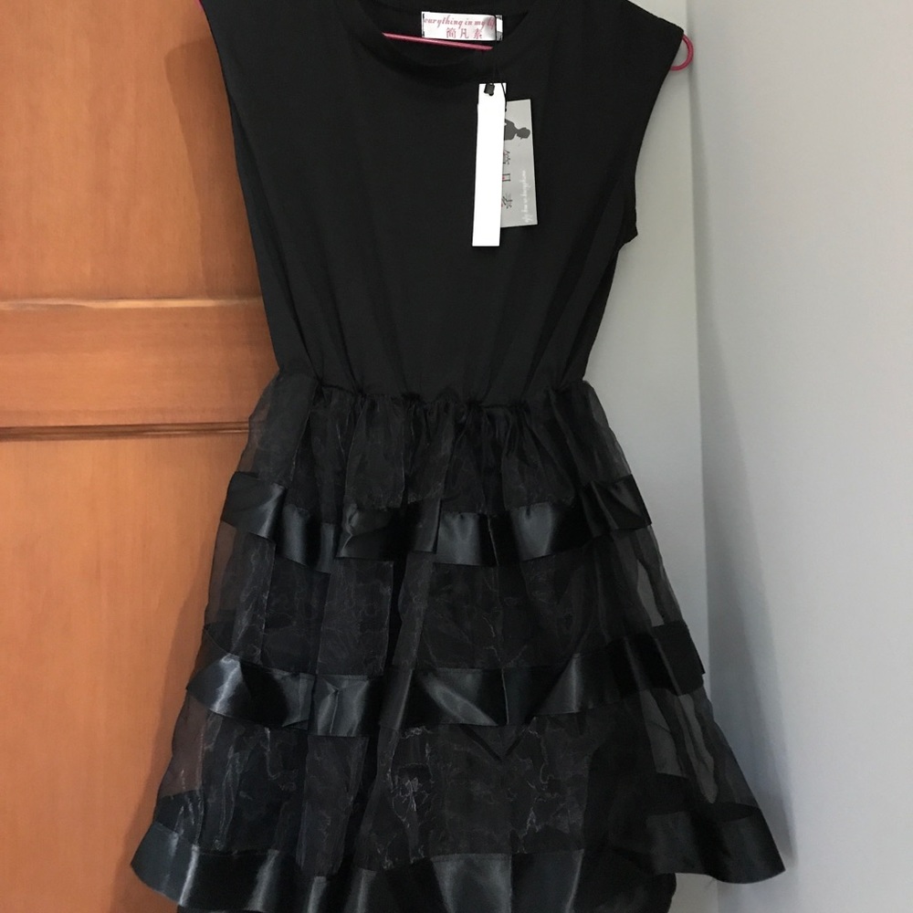 New short puffy black dress