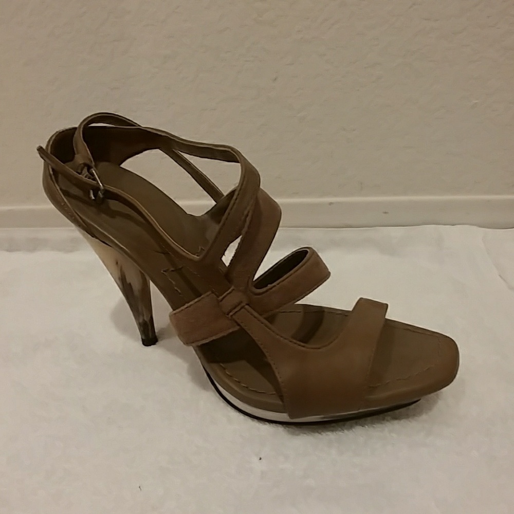 Max azria leather heels sz 6.5, exc condition