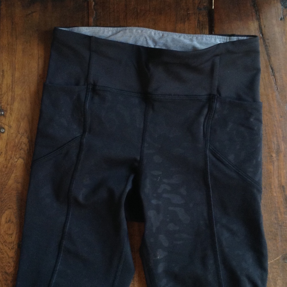Lululemon black cropped Camo leggings