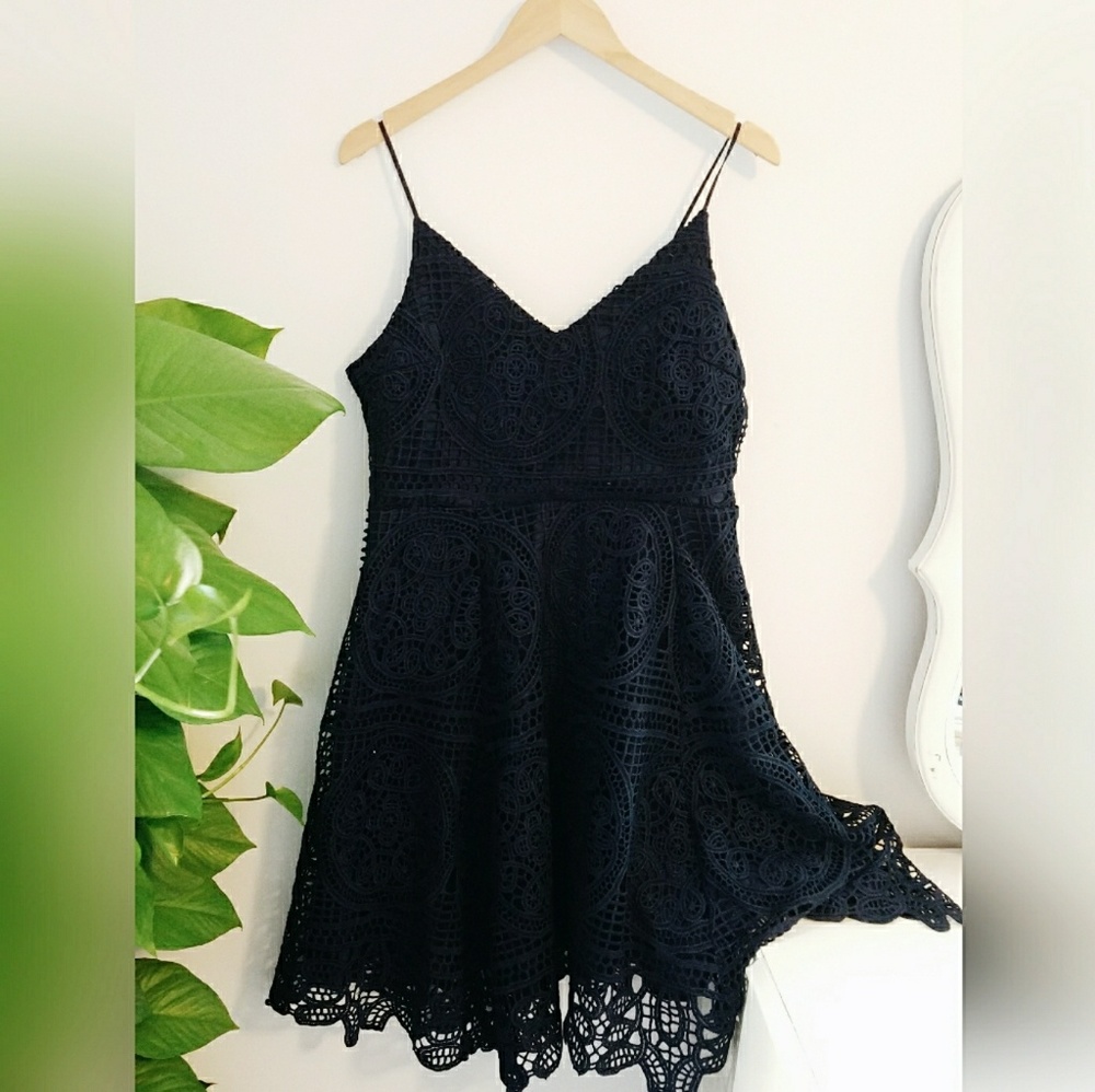 Crochet lace floral navy  v neck dress NWT