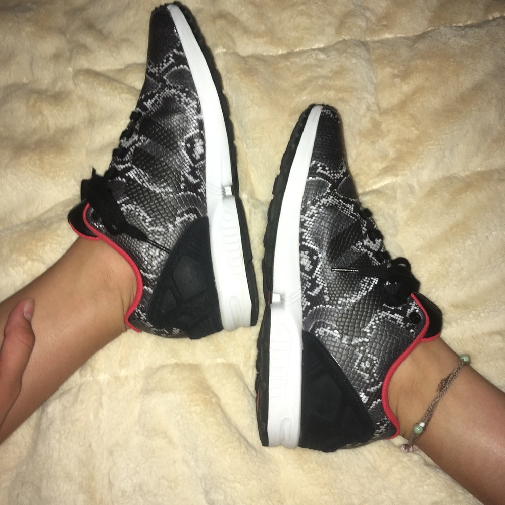🖤adidas snakeskin zx flux black sneakers🖤