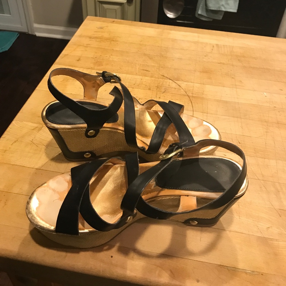 Black wedge with Gold accidents