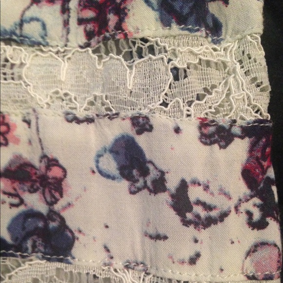 American Eagle top - Picture 2 of 3