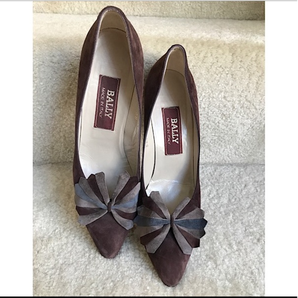 BALLY brown suede pumps w/clip-on bow Italian made