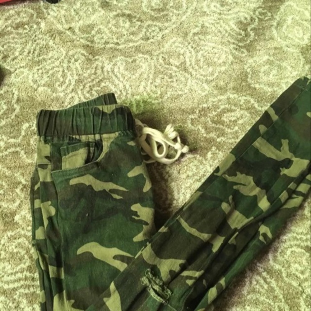 FOREVER 21 NEW PANTS CAMO SMALL TIGHT FIT