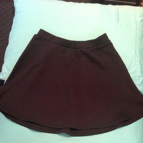 Black skirt with textured design - Picture 2 of 4