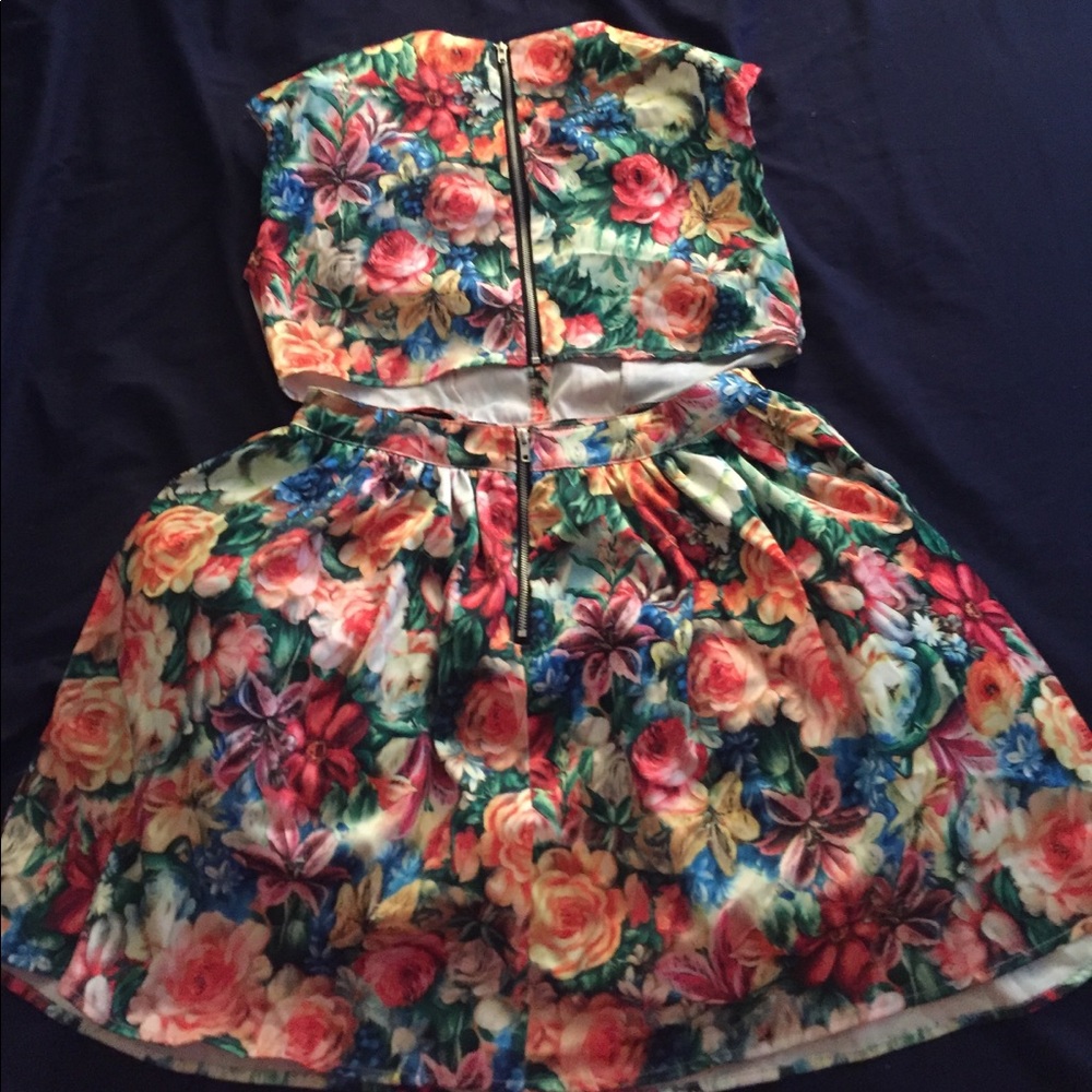 Floral, Open Back Dress - Picture 3 of 4