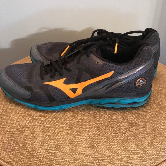 Mizuno Running shoes - Picture 2 of 4