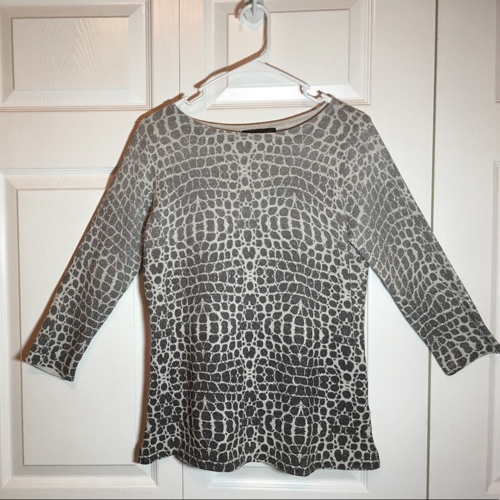 Jones New York three-quarter length sleeve top.