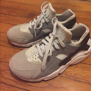 CLOSING CLOSET Nike Huaraches- worn twice