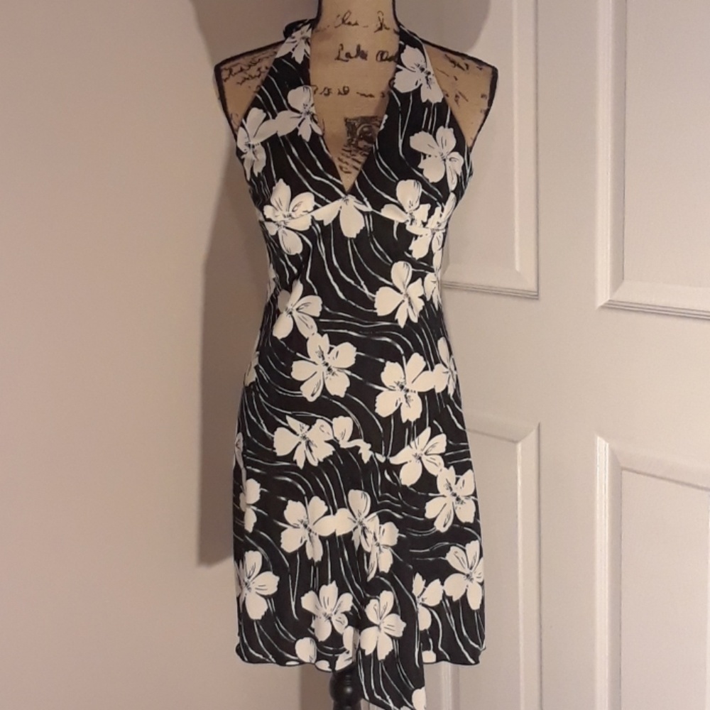 🚫SOLD 🚫Black and White Halter Dress
