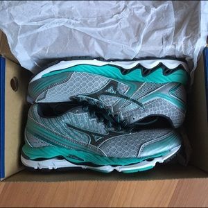 NWT Mizuno Wave Paradox 2 Running Shoe
